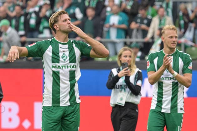 A little kiss for the fans of Niklas Füllkrug: SV Werder Bremen 10, SV Werder Bremen vs. FC Augsburg, soccer, Bundesliga, DFL, September 19, 2026. DFB regulations prohibit any use of photographs as image sequences and or quasi-video. Bremen, Bremen, Germany Copyright: xkolbert-press BurghardxSchreyerx