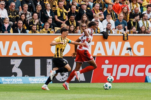Germany Soccer 3rd Division 2026–2027, Matchday 7: Alemannia Aachen vs. Fortuna Düsseldorf at Tivoli Aachen—duel, battle for the ball, one-on-one, attack, tackle—Danilo Wiebe (Alemannia Aachen, No. 28) vs. Elias Egouli (Fortuna Düsseldorf, No. 44)—holding, jersey Copyright: xThiemoxRudolphx