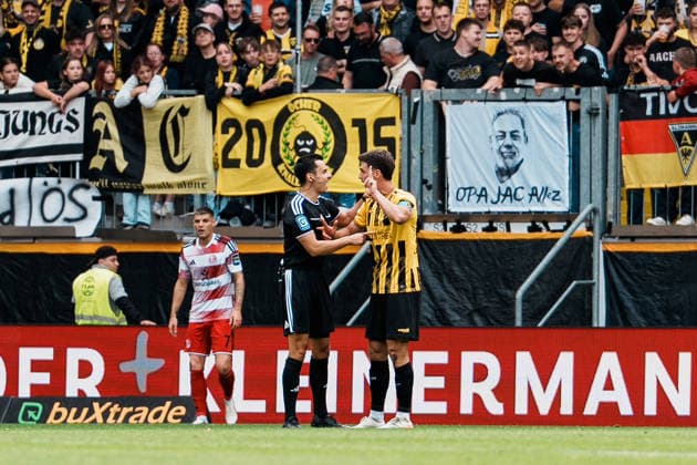 Germany Soccer 3rd Division 2026–2027, Matchday 7: Alemannia Aachen vs. Fortuna Düsseldorf, Tivoli Aachen; Referee: Konrad Oldhafer (Poppenbüttel); Discussion with Danilo Wiebe (Alemannia Aachen, 28); Complaint Copyright: xThiemoxRudolphx