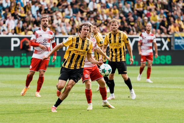Germany Soccer 3rd Division 2026–2027, Matchday 7: Alemannia Aachen vs. Fortuna Düsseldorf at Tivoli Aachen; Louis Köster (Alemannia Aachen), 8, looking at the ball; a footrace against Andreas Müller (Fortuna Düsseldorf), 6 Copyright: xThiemoxRudolphx