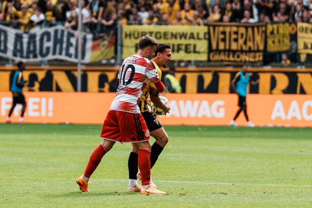 Germany Soccer 3rd Division 2026–2027, Matchday 7: Alemannia Aachen vs. Fortuna Düsseldorf at Tivoli Aachen; scuffle involving Petros Bagkalianis of Alemannia Aachen and Philipp Förster of Fortuna Düsseldorf; 10 players fighting over the ball; high emotions Copyright: xThiemoxRudolphx