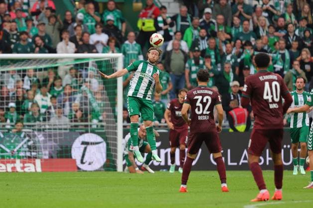 September 26, 2019, GER, Soccer, Men s 1st Bundesliga, Matchday 4, 2026–2027 Season, SV Werder Bremen vs. FC Augsburg: Mitchell Weiser (SV Werder Bremen 08) heads the ball past Fabian Rieder (FC Augsburg 32) and Noahkai Banks (FC Augsburg 40) at the Weserstadion in Bremen, Germany Copyright: xnordphotoxGmbHx xTauchnitzx