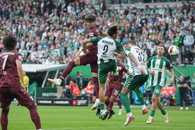 Photo by Rodrigo RIBEIRO: Augsburg vs. Olivier DEMAN 2, and on the right, Marco Friedl. Werder Soccer, Bundesliga 1, Matchday 30 on Sat, Sept. 19, 2026: Werder Bremen vs. FC Augsburg, 3–2
