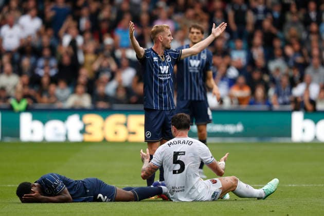 Millwall v West Ham United Sky Bet Championship Mark Sykes of Millwall appeals to Referee Tom Reeves as Jordi Osei-Tutu of Millwall and Morato of West Ham United are on the ground injured during the Sky Bet Championship match at The Den, London 19 09 2026 UK Newspapers OUT Copyright: xPaulxChestertonx FIL-23973-0223