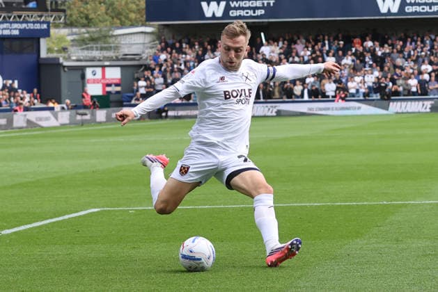 Millwall v West Ham United Sky Bet Championship Jarrod Bowen of West Ham United crosses the ball during the Sky Bet Championship match at The Den, London 19 09 2026 UK Newspapers OUT Copyright: xPaulxChestertonx FIL-23973-0241