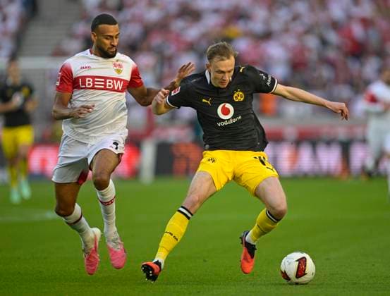September 19, 2026, Soccer, Bundesliga 1, 2026–2027 Season, Matchday 4, VfB Stuttgart vs. Borussia Dortmund, at the MHP Arena in Stuttgart, from left: Josha Vagnoman (Stuttgart) vs. Maximilian Beier (Borussia Dortmund)