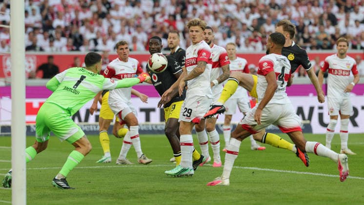September 19, 2026, Germany, Stuttgart, Bundesliga, VfB Stuttgart vs. Borussia Dortmund, Fabian Bredlow (VfB), Serhou Guirassy (Dortmund), Finn Jeltsch (VfB)