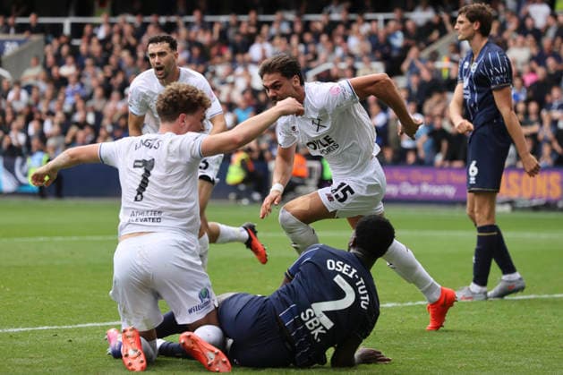 Millwall v West Ham United Sky Bet Championship Konstantinos Mavropanos of West Ham United celebrates scoring his side™s 2nd goal during the Sky Bet Championship match at The Den, London 19 09 2026 UK Newspapers OUT Copyright: xPaulxChestertonx FIL-23973-0274