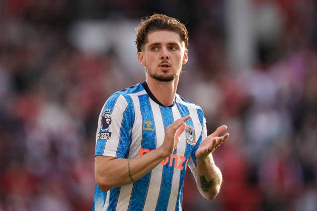 Premier League: Nottingham Forest v Coventry City Jack Rudoni of Coventry City applauds the fans before kick off during the Premier League match Nottingham Forest vs Coventry City at City Ground, Nottingham, United Kingdom on 19 September 2026 (Photo by Maynard Manyowa News Images) Nottingham City Ground Nottinghamshire United Kingdom Copyright: xMaynardxManyowa NewsxImagesx