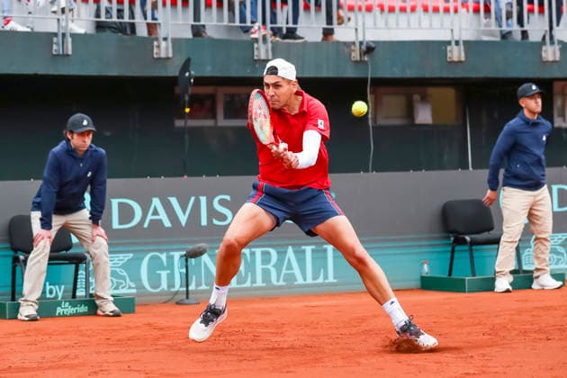 Tenis, Chile vs Espana. Copa Davis 2026. El jugador de Chile Alejandro Tabilo regresa la pelota frente a Daniel Merida de Espana durante el partido de singles de la Copa Davis valido por la segunda ronda de clasificatorios para el Grupo Mundials, disputado en el Court Central Anita Lizana, Parque Estadio Nacional en Santiago de Chile. 19 09 2026 Pepe Alvujar Photosport Tenis, Chile vs Espana. Copa Davis 2026. Chilean player Alejandro Tabilo returns the ball to Spain s Daniel Merida during the Davis Cup singles match valid for the second round of World Group qualifiers, played at the Anita Lizana Central Court, National Stadium Park in Santiago, Chile. 19 09 2026 Pepe Alvujar Photosport Chile vs Espana dia 1, Copa Davis 2026 