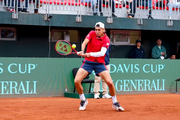 Tenis, Chile vs Espana. Copa Davis 2026. El jugador de Chile Alejandro Tabilo regresa la pelota frente a Daniel Merida de Espana durante el partido de singles de la Copa Davis valido por la segunda ronda de clasificatorios para el Grupo Mundials, disputado en el Court Central Anita Lizana, Parque Estadio Nacional en Santiago de Chile. 19 09 2026 Pepe Alvujar Photosport Tenis, Chile vs Espana. Copa Davis 2026. Chilean player Alejandro Tabilo returns the ball to Spain s Daniel Merida during the Davis Cup singles match valid for the second round of World Group qualifiers, played at the Anita Lizana Central Court, National Stadium Park in Santiago, Chile. 19 09 2026 Pepe Alvujar Photosport Chile vs Espana dia 1, Copa Davis 2026 