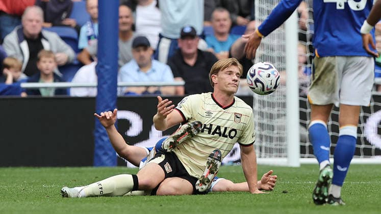 Everton v Ipswich Town, Premier League Ipswich Town forward Zian Flemming (9) and Everton defender James Tarkowski (6) battle for possession on the ground during the Premier League match between Everton and Ipswich Town at Hill Dickinson Stadium, Liverpool, UK on 19 September 2026. Liverpool Hill Dickinson Stadium Merseyside UK Editorial use only DataCo restrictions apply See www.football-dataco.com , Copyright: xCraigxGallowayx PSI-24908-0042