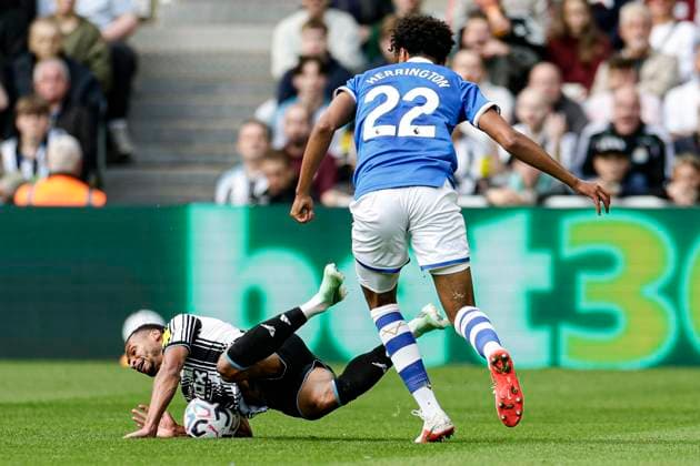 Newcastle United v Hull City Premier League Jacob Murphy of Newcastle United and Lucas Herrington of Hull City during the Premier League match at St. James s Park, Newcastle 19 09 2026 UK Newspapers OUT Copyright: xJamiexJohnstonx FIL-23961-0194