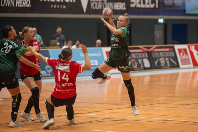 Juliana Wagner (SG 09 Kirchhof, 15) goes for the THROW HIGH. Before her: Nora Lundell (SG 09 Kirchhof, 20) and Emma Elisabeth Schwitzer (HSV Solingen Graefrath, 14). HSV Solingen Graefrath 76 vs. SG 09 Kirchhof, Women’s Handball 2nd Bundesliga, Alsco 2 HBL, Matchday 4, 2026–2027 Season, September 19, 2026: HSV Solingen Graefrath 76 vs. SG 09 Kirchhof, Women’s Handball 2nd Bundesliga, Alsco 2 HBF, Matchday 4, 2026–2027 Season, September 19, 2026, Solingen Copyright: xEibner-Pressefoto ThomasxHaeslerx EP_THR