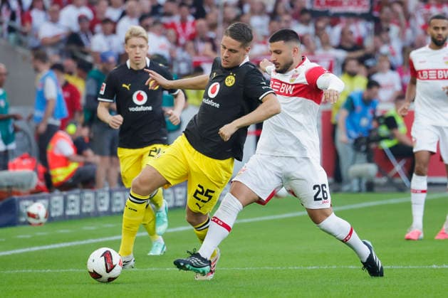 Pictured from left: Joey Veerman of Borussia Dortmund, 25, in a tackle against Deniz Undav of VfB Stuttgart, 26, on September 19, 2026, VfB Stuttgart vs. Borussia Dortmund, Bundesliga Matchday 4, Germany, Stuttgart, MHP Arena, DFL REGULATIONS PROHIBIT ANY USE OF PHOTOGRAPHS AS IMAGE SEQUENCES AND OR QUASI-VIDEO Copyright: HMBxMedia xJulienxBecker