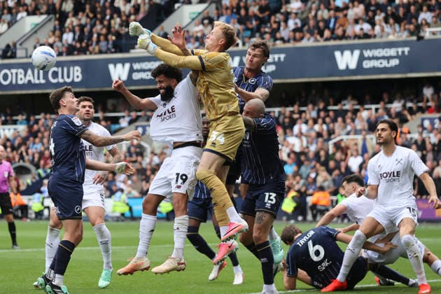 Millwall v West Ham United Sky Bet Championship Filip Marschall of Millwall punches clear ahead of Pablo of West Ham United during the Sky Bet Championship match at The Den, London 19 09 2026 UK Newspapers OUT Copyright: xPaulxChestertonx FIL-23973-0297