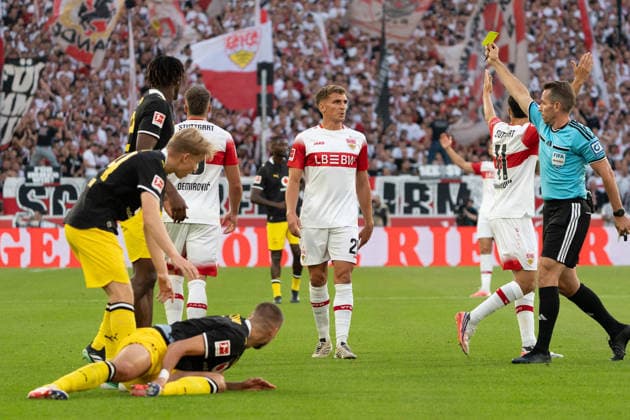 Referee Tobias Stieler shows Ermedin Demirovic of VfB Stuttgart (No. 09) a yellow card, GER, VfB Stuttgart vs. Borussia Dortmund, Soccer, Bundesliga 1, Matchday 4, 2026–2027 season, September 19, 2026, DFL regulations prohibit any use of photographs as image sequences and or quasi-video, GER, VfB Stuttgart vs. Borussia Dortmund, soccer, Bundesliga 1, Matchday 4, 2026–2027 season, September 19, 2026, Stuttgart Copyright: xEibner-Pressefoto EdwardxCheungx EP_ECG