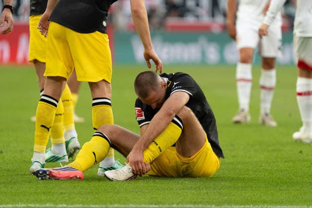 Waldemar Anton, Borussia Dortmund, injured in the 3rd minute, GER, VfB Stuttgart vs. Borussia Dortmund, soccer, Bundesliga 1, Matchday 4, 2026–2027 season, September 19, 2026, DFL regulations prohibit any use of photographs as image sequences and or quasi-video, GER, VfB Stuttgart vs. Borussia Dortmund, soccer, Bundesliga 1, Matchday 4, 2026–2027 season, September 19, 2026, Stuttgart Copyright: xEibner-Pressefoto EdwardxCheungx EP_ECG