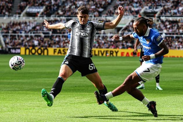 Newcastle United v Hull City Premier League Lewis Miley of Newcastle United and Sorba Thomas of Hull City during the Premier League match at St. James s Park, Newcastle 19 09 2026 UK Newspapers OUT Copyright: xJamiexJohnstonx FIL-23961-0200