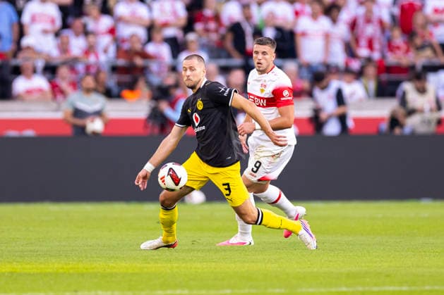 September 19, 2026, Soccer, Matchday 4 of the 1. Bundesliga, VfB Stuttgart vs. Borussia Dortmund, Waldemar Anton (Borussia Dortmund), Ermedin Demirovic (VfB Stuttgart), Stuttgart, MHP Arena, Baden-Württemberg, Germany, xRHR PHOTO DEx Copyright: DennisxEwert RHR-FOTOx RHR-FOTO DE