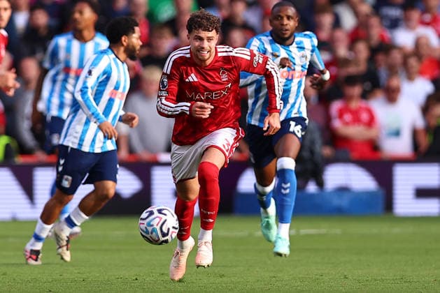 Nottingham Forest v Coventry City, Premier League Neco Williams of Nottingham Forest chases down the ball during the Nottingham Forest v Coventry City Premier League match at the City Ground, West Bridgford, England on 19 September 2026 Credit: Ryan Crockett Every Second Media Editorial use only. All images are copyright Every Second Media Limited. No images may be reproduced without prior permission. All rights reserved. Premier League and Football League images are subject to licensing agreements with Football DataCo Limited. see https: www.football-dataco.com Copyright: xIMAGO EveryxSecondxMediax ESM-2175-0045 RyanxCrockettx xEveryxSecondxMediax