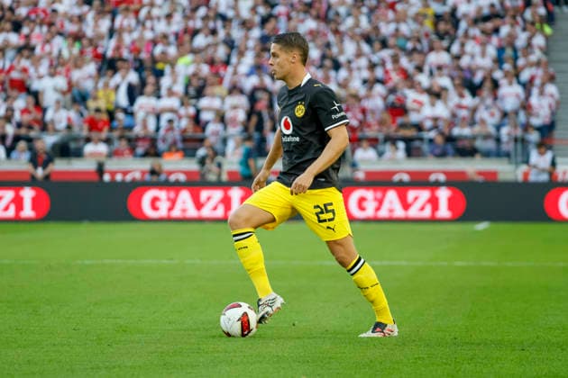 Joey Veerman, BVB Dortmund, 25 on the ball, Germany, soccer, Bundesliga 1, Matchday 4, 2026–2027, VfB Stuttgart vs. Borussia Dortmund, September 19, 2026, Stuttgart MHP Arena, Germany Copyright: xGrantxHubbsx