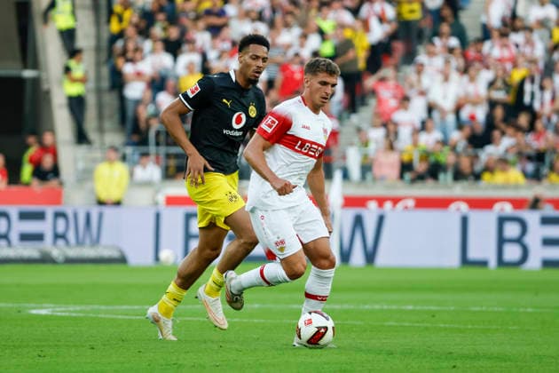 Felix Nmecha (BVB Dortmund, No. 08) and Grischa Prömel (VfB Stuttgart, No. 21) in a footrace, Germany, soccer, Bundesliga 1, Matchday 4, 2026–2027, VfB Stuttgart vs. Borussia Dortmund, September 19, 2026, Stuttgart MHP Arena, Germany Copyright: xGrantxHubbsx