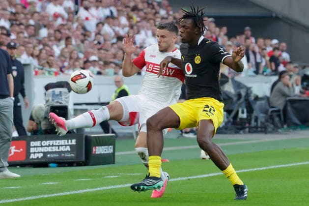 Pictured, from left: Ermedin Demirovic (VfB Stuttgart), 9, with the ball against Joane Gadou (Borussia Dortmund), 22, September 19, 2026, VfB Stuttgart vs. Borussia Dortmund, Bundesliga 1, Matchday 4, Germany, Stuttgart, MHP Arena, DFL REGULATIONS PROHIBIT ANY USE OF PHOTOGRAPHS AS IMAGE SEQUENCES AND OR QUASI-VIDEO Copyright: HMBxMedia xJulienxBecker