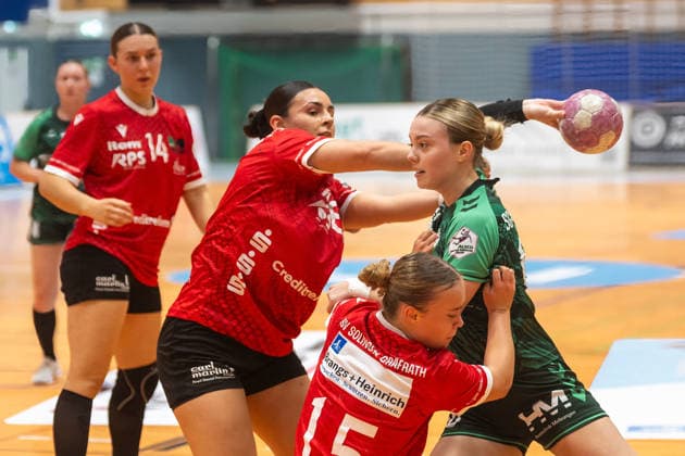 Head-to-head matchup between Patricia Nikolic of HSV Solingen Graefrath, 08, Dana Uhtes (HSV Solingen Graefrath), 15, and Julia Hertha (SG 09 Kirchhof), 18—HSV Solingen Graefrath 76 vs. SG 09 Kirchhof, Women’s Handball 2nd Bundesliga, Alsco 2 HBL, Matchday 04, 2026–2027 Season, September 19, 2026: HSV Solingen Graefrath 76 vs. SG 09 Kirchhof, Women’s Handball 2nd Bundesliga, Alsco 2 HBF, Matchday 4, 2026–2027 Season, September 19, 2026, Solingen Copyright: xEibner-Pressefoto ThomasxHaeslerx EP_THR