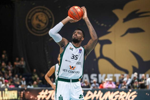 September 19, 2026, xgox, easyCredit BBL Basketball, Basketball: Löwen Braunschweig vs. Gladiators Trier, v l Ejiofor Onu Trier, 35 with the ball, plays the ball for Braunschweig