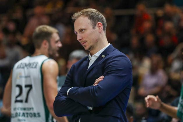 September 19, 2026, xgox, Basketball easyCredit BBL, Basketball Löwen Braunschweig vs. Gladiators Trier, from left: Jacques Schneider (Trier), Braunschweig coach looking pensive