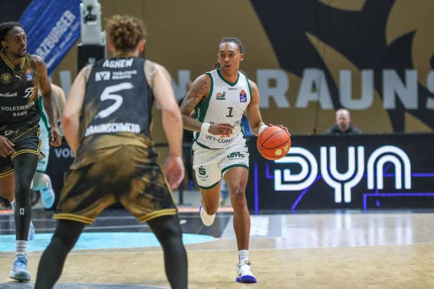 September 19, 2026, xgox, easyCredit BBL Basketball, Basketball: Löwen Braunschweig vs. Gladiators Trier, from left: Austin Crowley (Trier), 1 on the ball, Braunschweig plays the ball