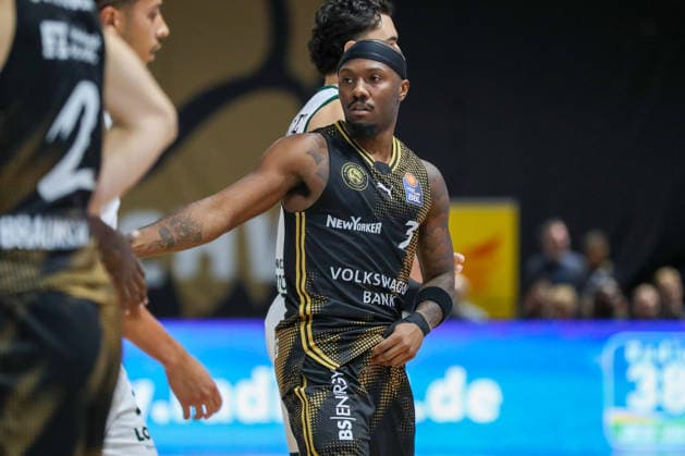 September 19, 2026, xgox, Basketball easyCredit BBL, Basketball Löwen Braunschweig vs. Gladiators Trier, from left: Dejour, Reaves (Braunschweig), 3 (Braunschweig)