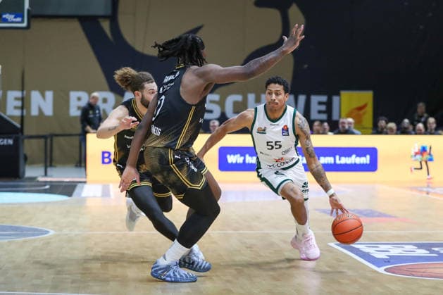 September 19, 2026, xgox, Basketball easyCredit BBL, Basketball Löwen Braunschweig vs. Gladiators Trier emspor, from left: Zaba Bangala (Braunschweig), 0, Eli Brooks (Trier), 55, matchup, duel, battle, tackle (Braunschweig)
