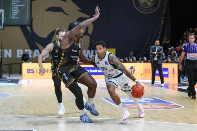 September 19, 2026, xgox, Basketball easyCredit BBL, Basketball Löwen Braunschweig vs. Gladiators Trier emspor, from left: Zaba Bangala (Braunschweig), 0, Eli Brooks (Trier), 55, matchup, duel, battle, tackle (Braunschweig)