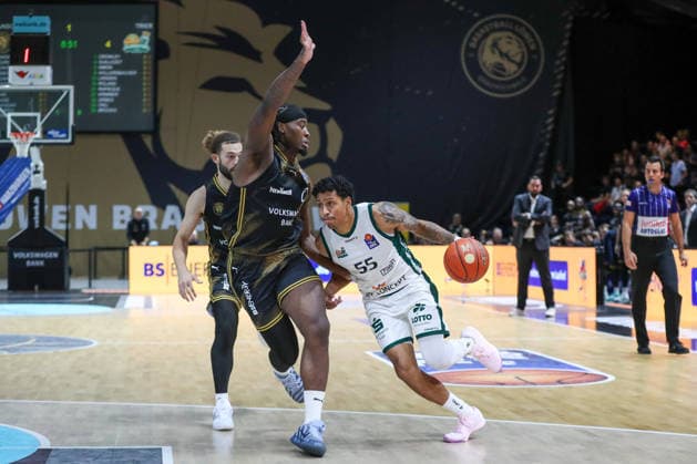 September 19, 2026, xgox, Basketball easyCredit BBL, Basketball Löwen Braunschweig vs. Gladiators Trier emspor, from left: Zaba Bangala (Braunschweig), 0, Eli Brooks (Trier), 55, matchup, duel, battle, tackle (Braunschweig)