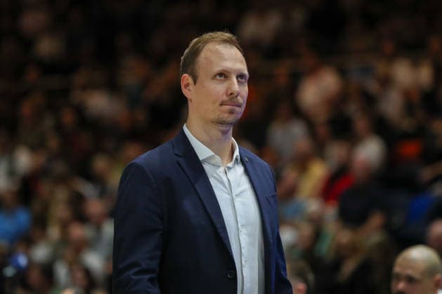 September 19, 2026, xgox, Basketball easyCredit BBL, Basketball Löwen Braunschweig vs. Gladiators Trier, from left: Jacques Schneider (Trier), Braunschweig coach looking pensive