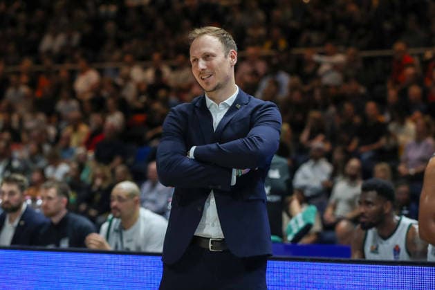 September 19, 2026, xgox, Basketball easyCredit BBL, Basketball Löwen Braunschweig vs. Gladiators Trier, from left: Jacques Schneider (Trier), Braunschweig coach looking pensive