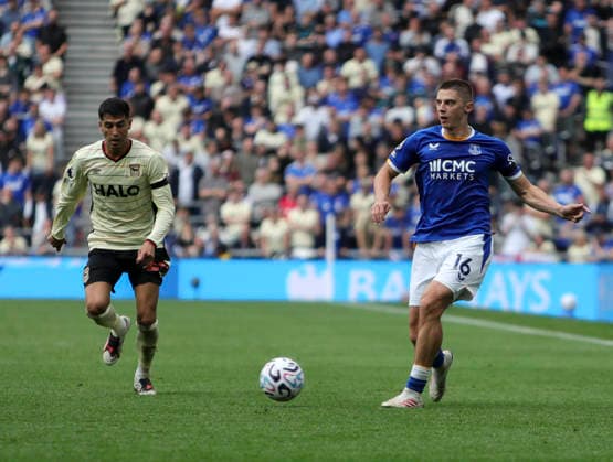 Everton v Ipswich Town, Premier League Vitaliy Mykolenko of Everton battles with Exequiel Palacios of Ipswich Town during the Everton v Ipswich Town Premier League match at the Hill Dickinson Stadium, Liverpool, England on 19 September 2026 Credit: Luke Williams Every Second Media Editorial use only. All images are copyright Every Second Media Limited. No images may be reproduced without prior permission. All rights reserved. Premier League and Football League images are subject to licensing agreements with Football DataCo Limited. see https: www.football-dataco.com Copyright: xIMAGO EveryxSecondxMediax ESM-2172-0094 LukexWilliamsx xEveryxSecondxMediax