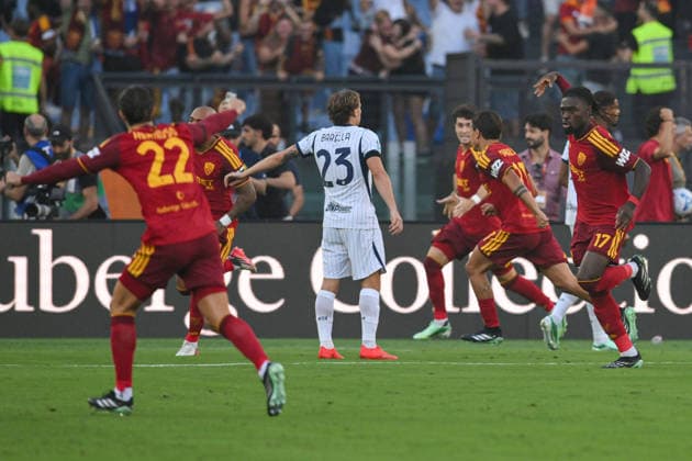 IPA88717033 - Manu Kone of Roma celebrates scoring the 1-0 goal during the Serie A Enilive soccer match between Roma and Inter at the Olimpico Stadium on September 19, 2026, in Rome, Lazio. During the AS Roma vs. Inter - FC Internazionale Italian Serie A soccer match in Rome, Italy, on September 19, 2026  Copyright: xRobertoxRamaccia IPAxSportx xx IPA88717033