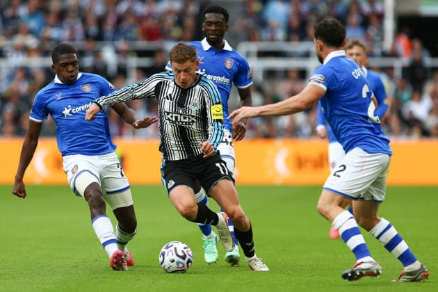 NEWCASTLE UPON TYNE, ENGLAND, SEPTEMBER 19: Lucas Gourna-Douath of Hull City (L) vies with Harvey Barnes of Newcastle United (R) on the ball during a Premier League 2026-27 match between Newcastle United and Hull City at St James Park on September 19, 2026 in Newcastle Upon Tyne, England. (Photo by Zach Forster Sports Press Photo) Copyright: xZachxForster SportsxPressxPhotox Sportspressphoto_SPR234905