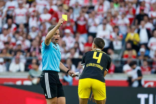Nico Schlotterbeck of BVB Dortmund, No. 04, receives a yellow card from referee Tobias Stieler, Germany, Soccer, Bundesliga 1, Matchday 4, 2026–2027, VfB Stuttgart vs. Borussia Dortmund, September 19, 2026, Stuttgart MHP Arena, Germany Copyright: xGrantxHubbsx