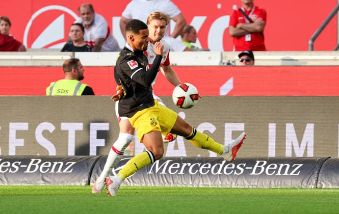 September 19, 2026, Germany, Stuttgart, Bundesliga, VfB Stuttgart vs. Borussia Dortmund, from left: Ethan Nwaneri (BVB), Maximilian Mittelstädt (VfB)