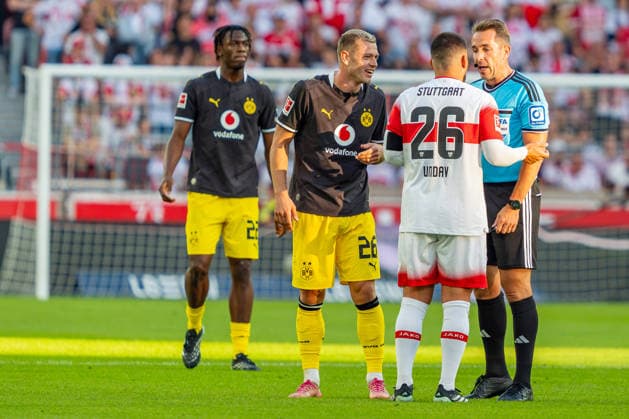 1 German Bundesliga: VfB Stuttgart vs. Borussia Dortmund, September 19, 2026, Stuttgart, GERMANY September 19, 2027 Referee Tobias Stieler in discussion with Deniz Undav of VfB Stuttgart, 26, and Julian Ryerson of Borussia Dortmund, 26, during the match between VfB Stuttgart and Borussia Dortmund on Matchday 4 of the German Bundesliga at the MHP ARENA Copyright: xBEAUTIFULxSPORTS Steinx