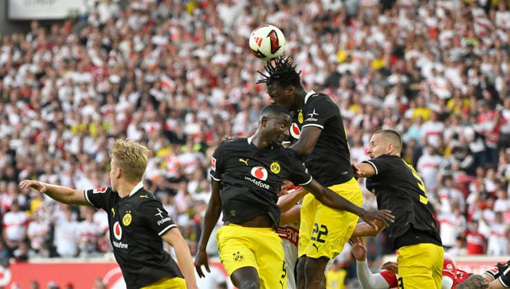 Penalty box scene, Goalmouth action, header duel, tackle, Serhou Guirassy, Borussia Dortmund (BVB) 09, Joane Gadou, Borussia Dortmund (BVB) 22, VfB Stuttgart vs. Borussia Dortmund (BVB), September 19, 2026. DFL regulations prohibit any use of photographs as IIMAGE SEQUENCES AND OR QUASI-VIDEO VfB Stuttgart vs. Borussia Dortmund (BVB)