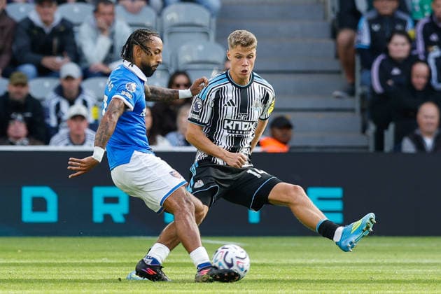 Newcastle United v Hull City, Premier League Sean Steur of Newcastle United battles with Sorba Thomas of Hull City during the Newcastle United v Hull City Premier League match at St. James Park, Newcastle Upon Tyne, England on 19 September 2026 Credit: Craig Cowan Every Second Media Editorial use only. All images are copyright Every Second Media Limited. No images may be reproduced without prior permission. All rights reserved. Premier League and Football League images are subject to licensing agreements with Football DataCo Limited. see https: www.football-dataco.com Copyright: xIMAGO EveryxSecondxMediax ESM-2174-0136 CraigxCowanx xEveryxSecondxMediax