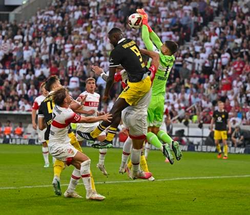 September 19, 2026, Soccer, Bundesliga 1, 2026–2027, Matchday 4, VfB Stuttgart vs. Borussia Dortmund, at the MHP Arena in Stuttgart, goalkeeper Fabian Bredlow (Stuttgart) vs. Serhou Yadaly Guirassy (Borussia Dortmund)