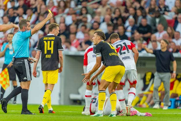 1 Bundesliga: VfB Stuttgart vs. Borussia Dortmund, September 19, 2026, Stuttgart, GERMANY September 19, 2026 Nico Schlotterbeck of Borussia Dortmund receives a yellow card for a foul during the match between VfB Stuttgart and Borussia Dortmund on Matchday 4 of the 1. Bundesliga at the MHP ARENA Copyright: xBEAUTIFULxSPORTS Steinx