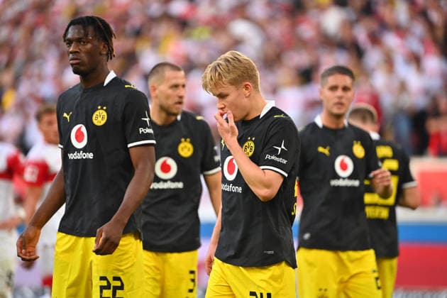 v li Joane GADOU, Borussia Dortmund; Daniel SVENSSON, Borussia Dortmund; skeptical; Soccer, Bundesliga Season 2026–2027, Matchday 4, Matchday 04, VfB Stuttgart vs. Borussia Dortmund on September 19, 2026, MHP ARENA