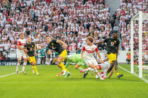 September 19, 2026, xdaymx, Soccer, Bundesliga 1, VfB Stuttgart vs. Borussia Dortmund: Chaos in the penalty area after Fabian Bredlow of VfB Stuttgart failed to catch the ball, Maximilian Mittelstädt of VfB Stuttgart is able to defend against Nico Schlotterbeck of Borussia Dortmund and Serhou Guirassy of Borussia Dortmund, however. DFL and DFB regulations prohibit any use of photographs as image sequences and or quasi-video. Stuttgart